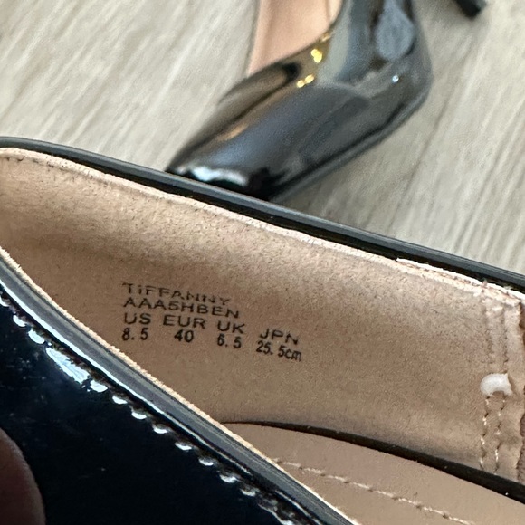 NEW Glossy Pumps - Picture 8 of 8